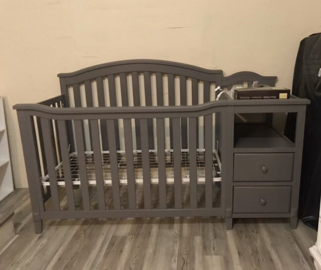 Baby crib 4-1 with changing table