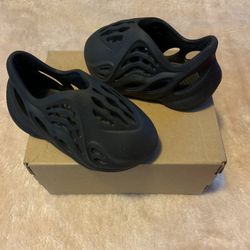 Yeezy Onyx Foam runners 6k