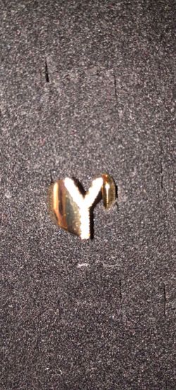Gold ring letter y