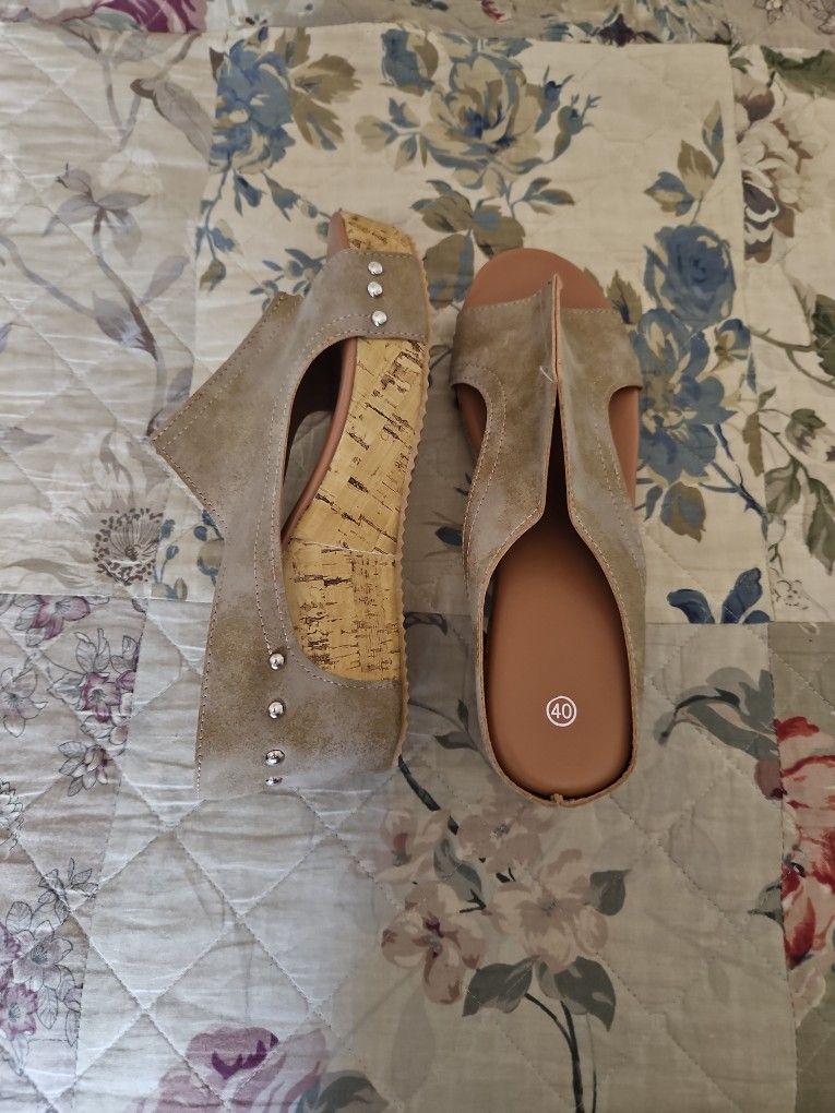 Size 8 Tan Wedge Shoes