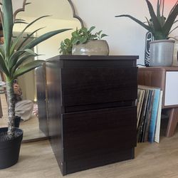 Small 2-drawer nightstand