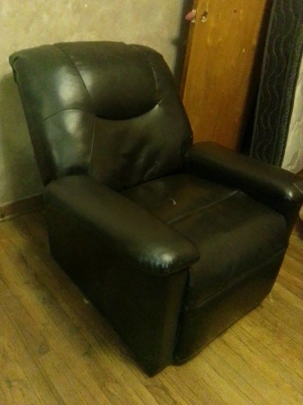 Black Leather Recliner for Sale in Rockford, IL OfferUp