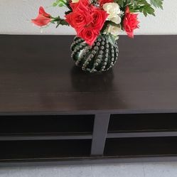 BEAUTIFUL ENTER TABLE OR ENTRETEINMENT CENTER 62"