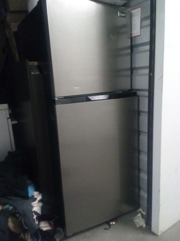 $150 OBO Like New Refrigerator Apartment/ Garage Size