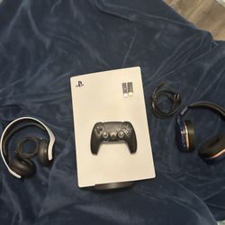 playstation 5 with all this assesories the headset of ps5 and the headset of turtle beach and a control ps5 black 