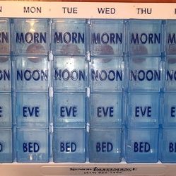 Pill vitamin sorter container box week 4 times