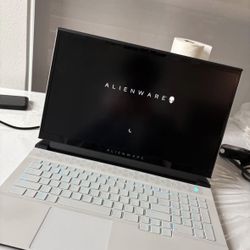 Alienware m17 R4 - 17 | 16GB / RTX 3070 / 1TB SSD / 17.3" 360Hz