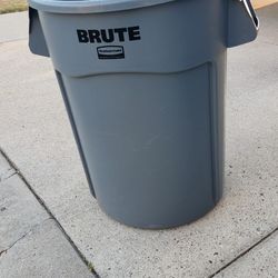 Brute 44 Gal. Trash Can