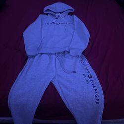 worth 180$ Brand new grey tommy hilfiger sweatsuit 