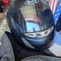 Use Helmet Medium Zise Needs To Be Cleaned