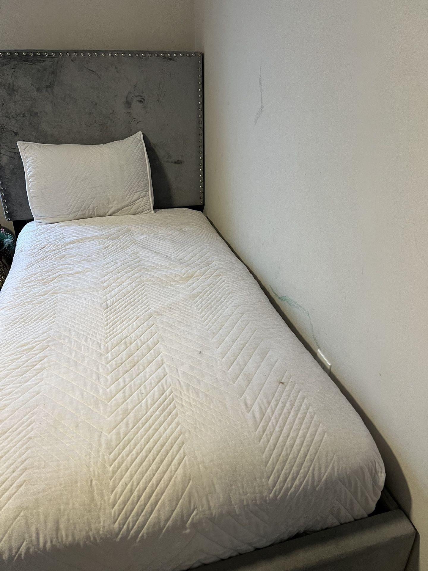 Two Twin Bed With Mattress Almost New 