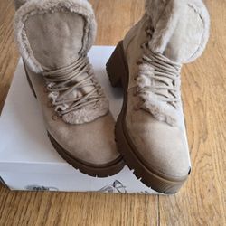 Lady's Boots Sz 10