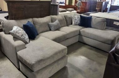 Large Silver Gray Sectional With Chaise!
