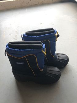 Child snow boots size 4