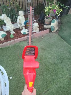 HOMELITE  EDGE TRIMMER ELECTRONICAL...USED WORKS GOOD..TEST IT BEFORE YOU BUY IT...PICK UP IN BLOOMINGTON..