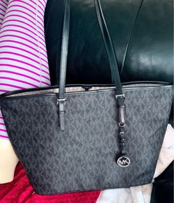 Nice purse tote large size like new I’m in Winchester va if you interested price only $45