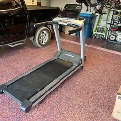 Life Fitness T3 Treadmill with Track Connect