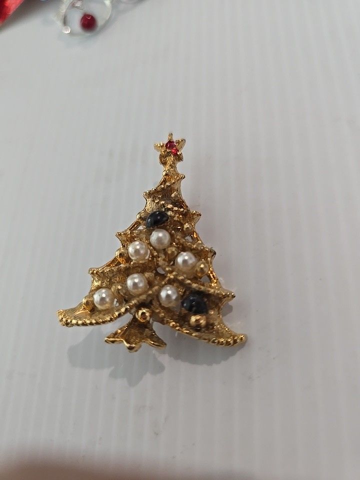 Vintage gold tone christmas tree brooch pin with Faux pearls