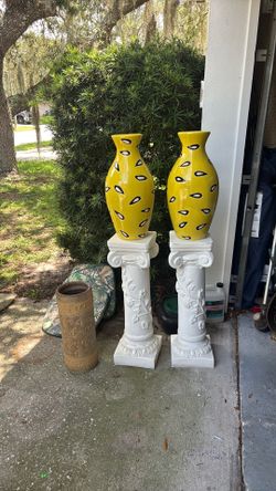 Garden pieces and large vases