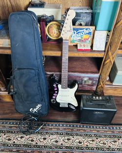 Fender SQUIER MINI HELLO KITTY STRATOCASTER & AMPLIFIER