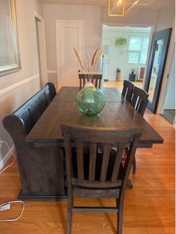 Expandable dining room table