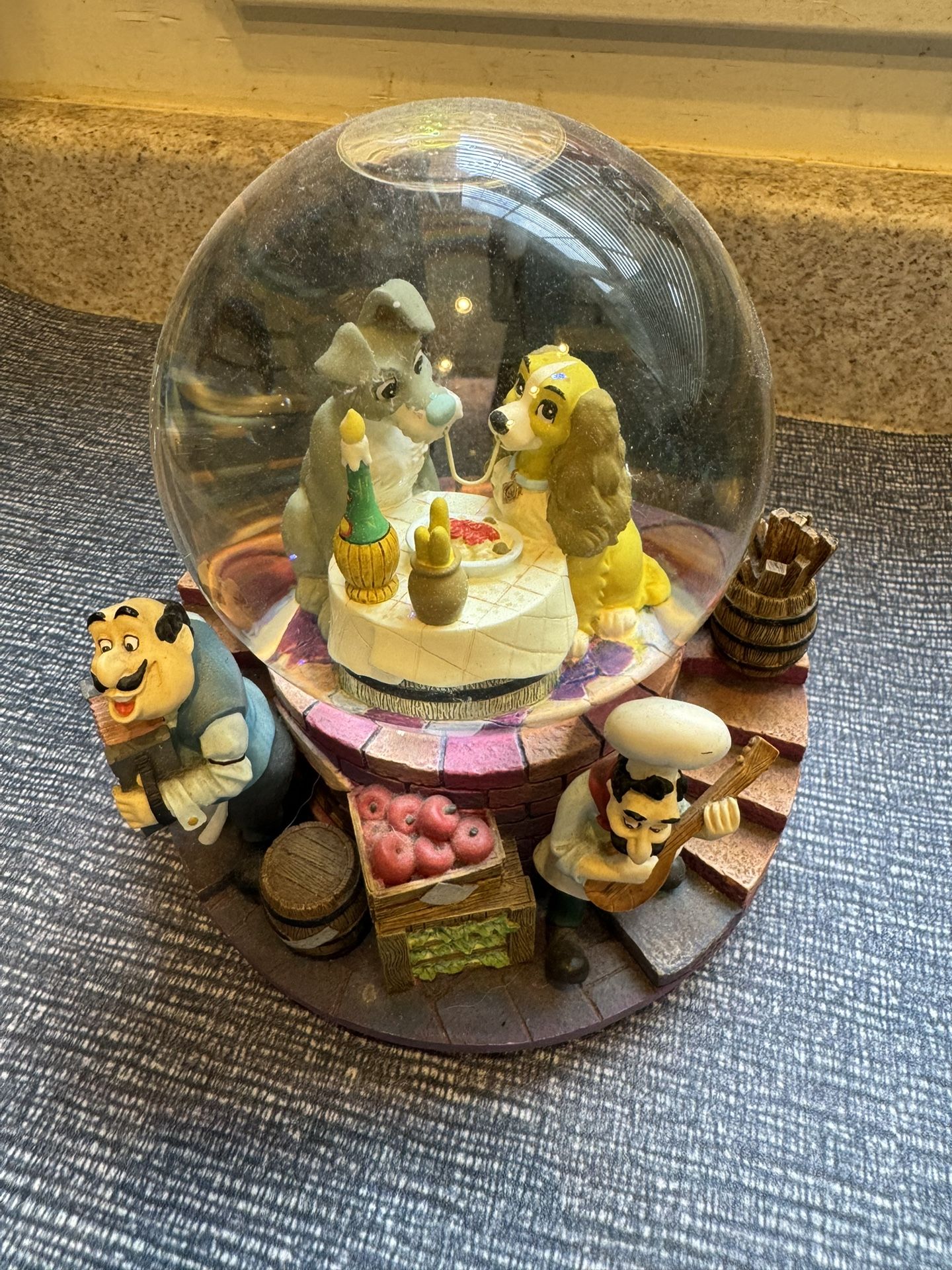 Disney Snow globe Lady And The Tramp