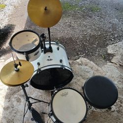 Kids Junior Size Drum Set In Excellent Condition 
