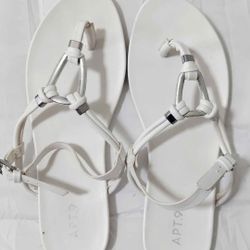 GUC APT.9 Sandals white with silver hardware Size 8.5
