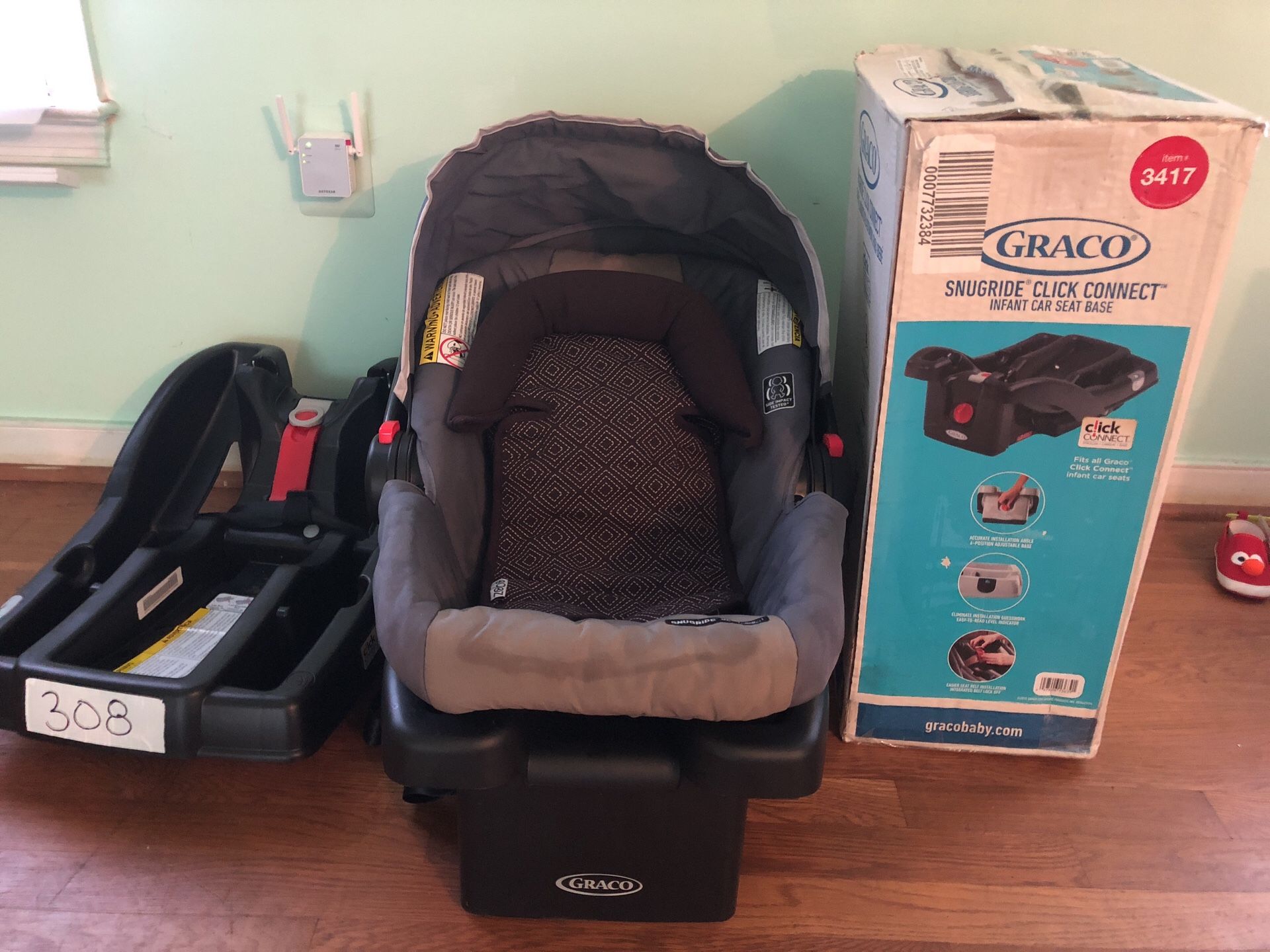 Gracico infant car with 2 seat base one in box very condition