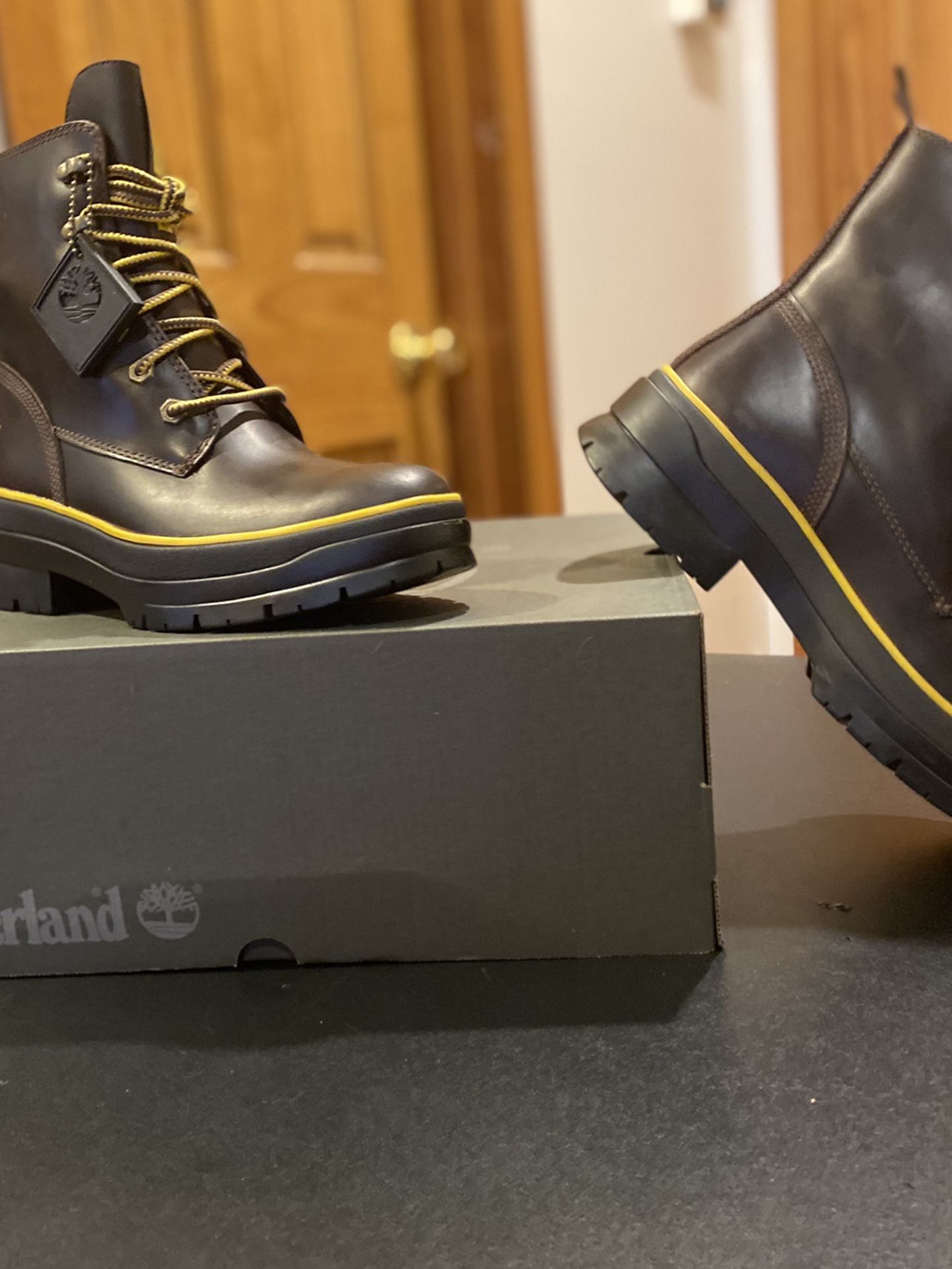 Timberland Women Boots-Brand new In Box 8 1/2