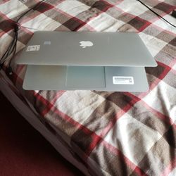 USED MACBOOK AIR 13 INCHES (2011)