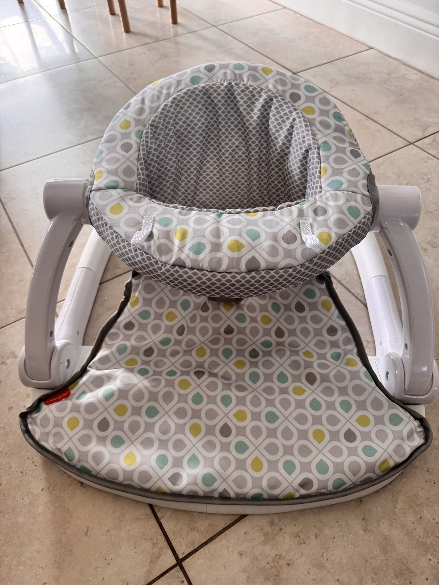 Like New Fisher Price Portable Baby Chair for Table Top or Floor Sit Me Up