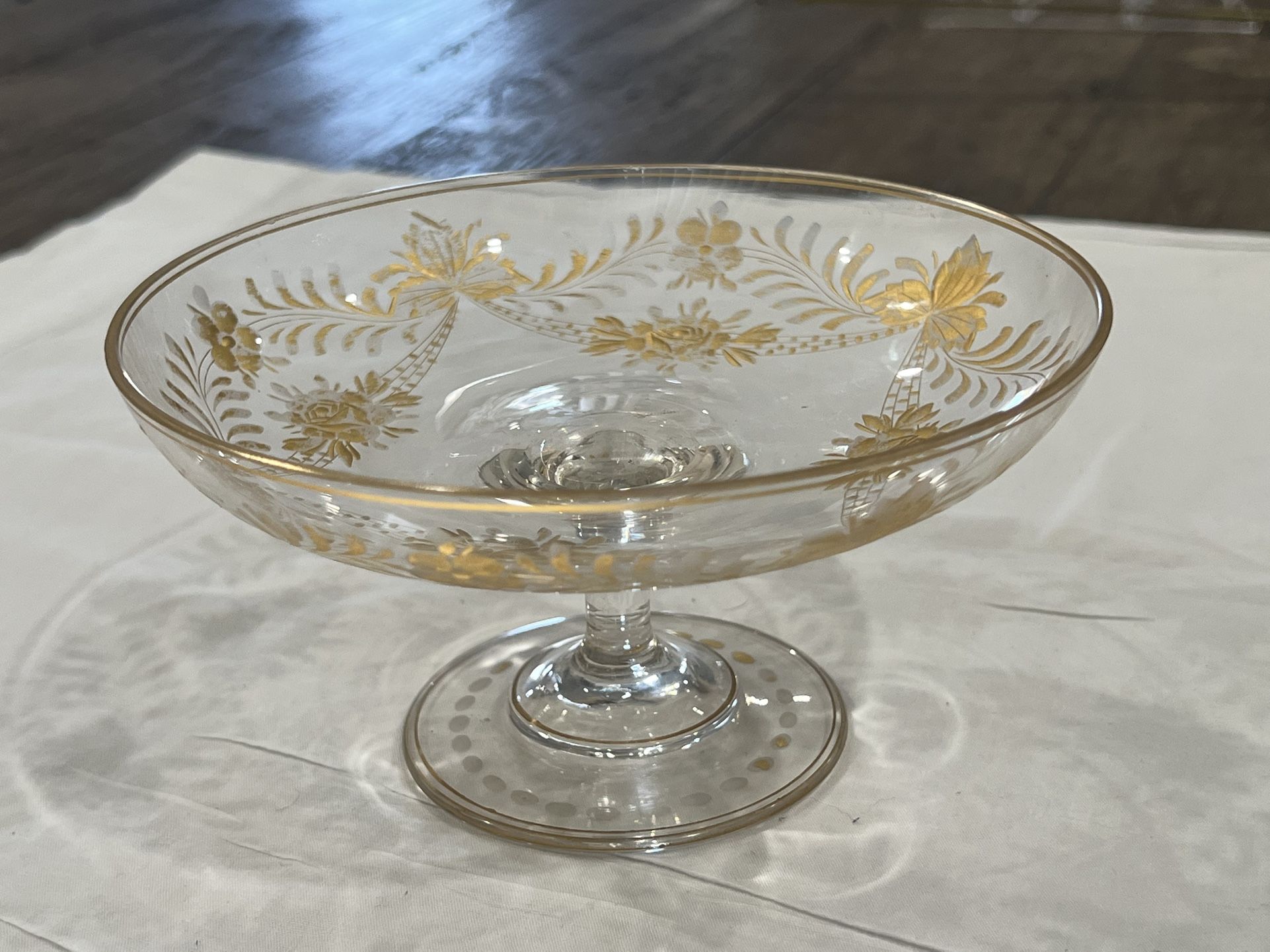 ANTIQUE MOSER GLASS WITH GILT INTAGLIO ENGRAVED GLASS COMPOTE FLORAL LEAF DESIGN