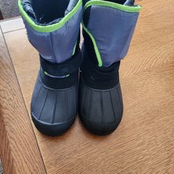 Snow boots size 4