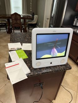 Apple EMac Computer with 16in Display