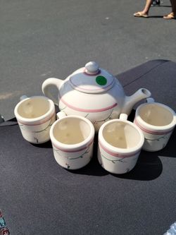 Vintage 1970's Teapot with 4 cups