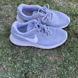 Women’s Size 8 Nike