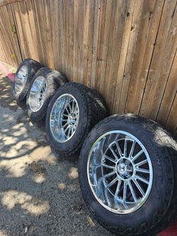 4 Tires and Rims
37 X 13.50R22LT 128Q
6 Bolts