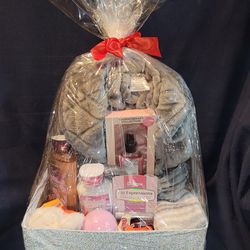 Valentine's Basket. Valentine's Gift Set Bathrobe Spa Kit Birthday Gift. BBW Sweet Pea San Valentin