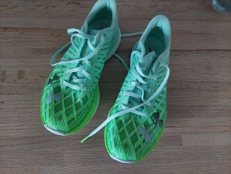 Underarmor breathable tennis shoe