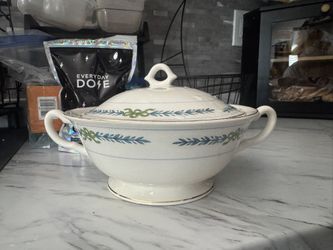 CRO112 by Crooksville vegtable bowl with Lid