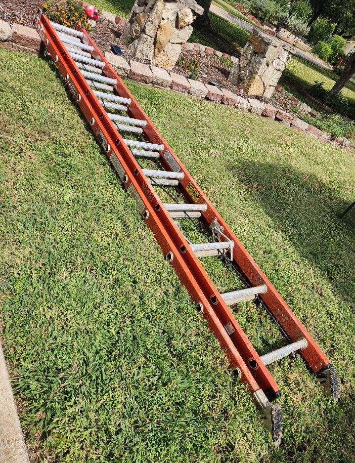 WERNER 24ft Fiberglass Extensión Ladder, Seminueva Precio Firme