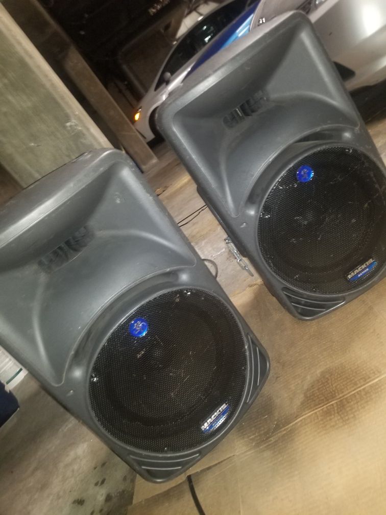 DJ self powered speakers Mackies