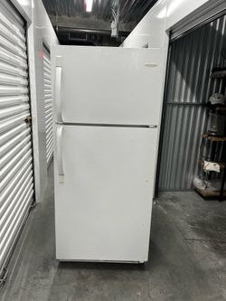 Frigidaire white top freezer Fridge in working condition