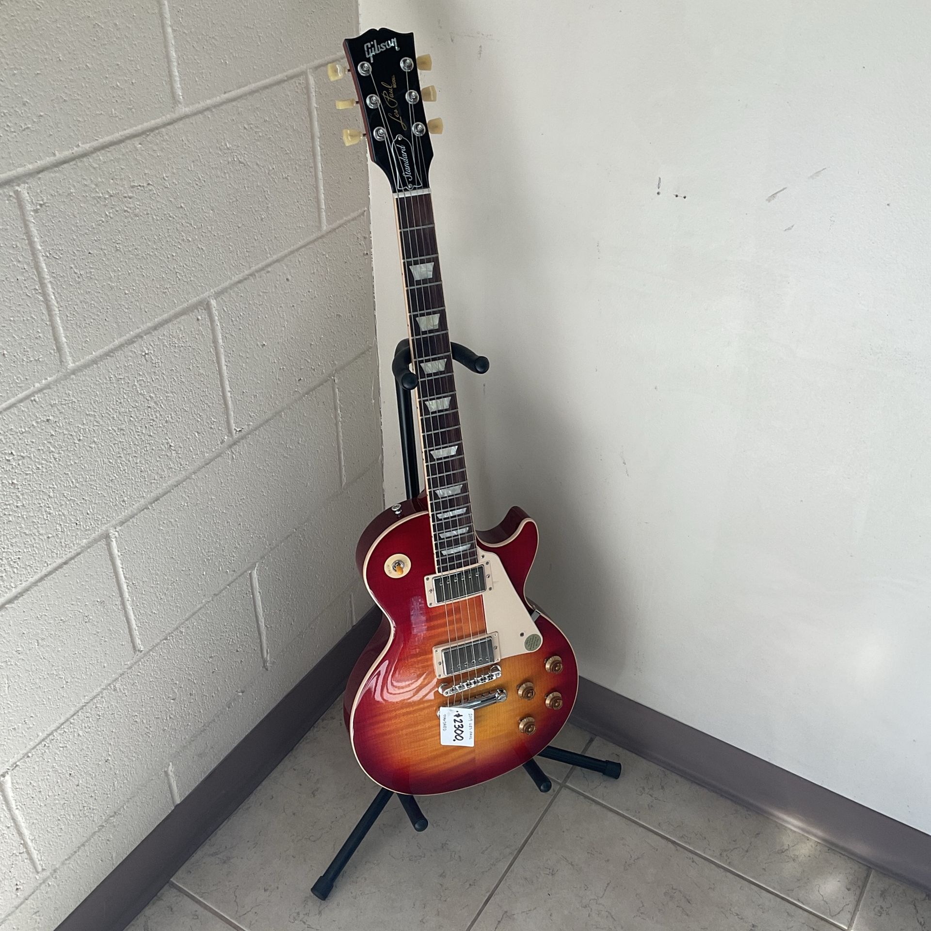 GIBSON LES PAUL STANDARD (2019) ELECTRIC GUITAR.