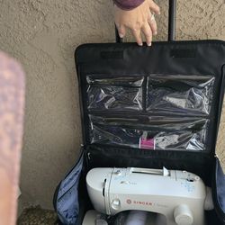 Singer Sewing Machine with Carry On