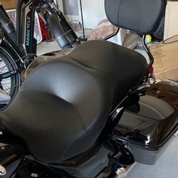 Harley Davidson genuine seat And Sissybar 