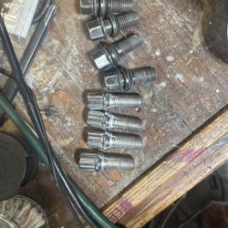 3 Full Set Of Factory Lugs And Aftermarket Locking Lugs For Audi A4