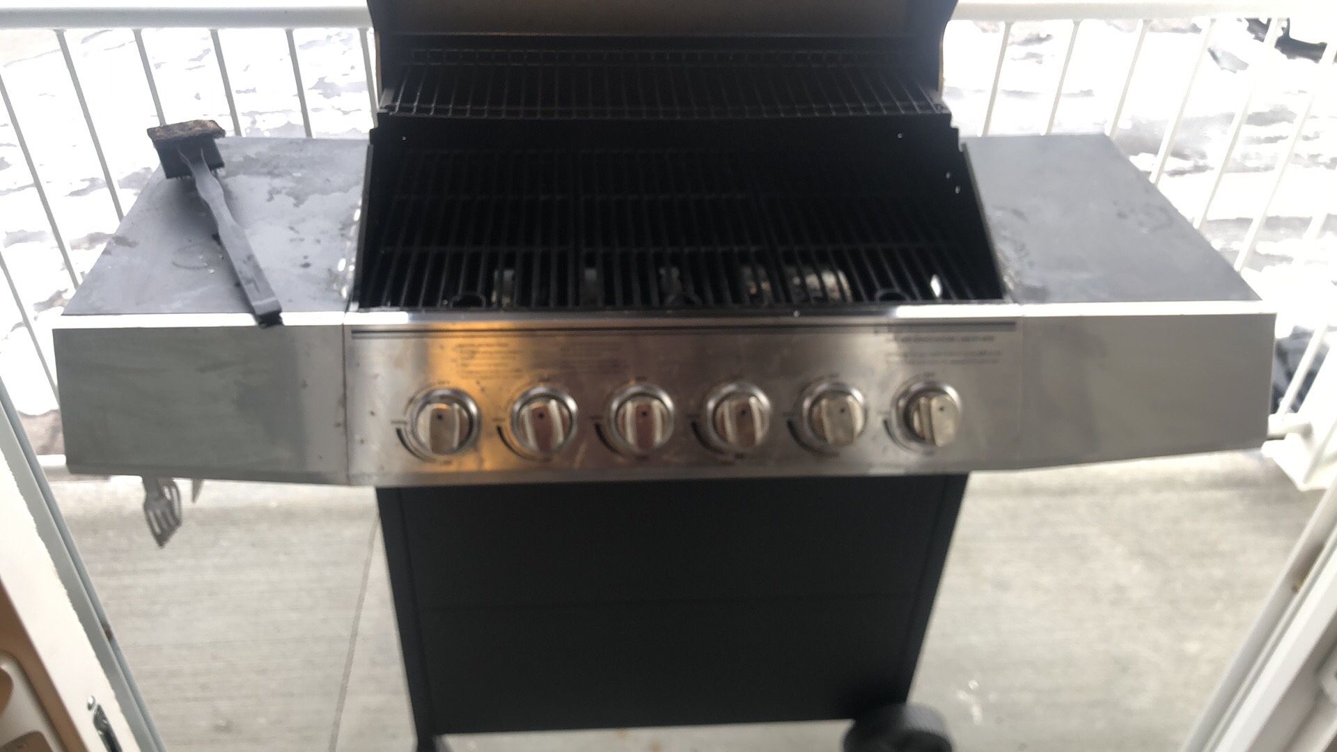 Grill with 6 burners
