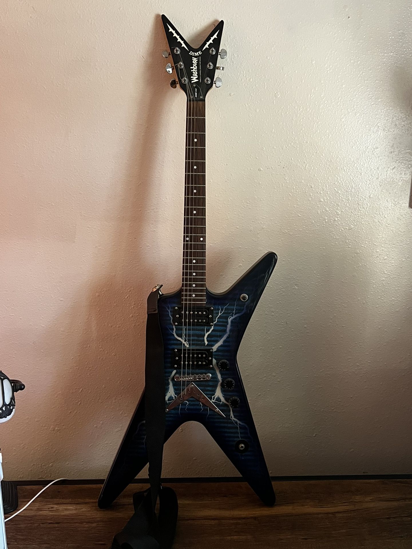 Washburn 332 Guitar Bishop